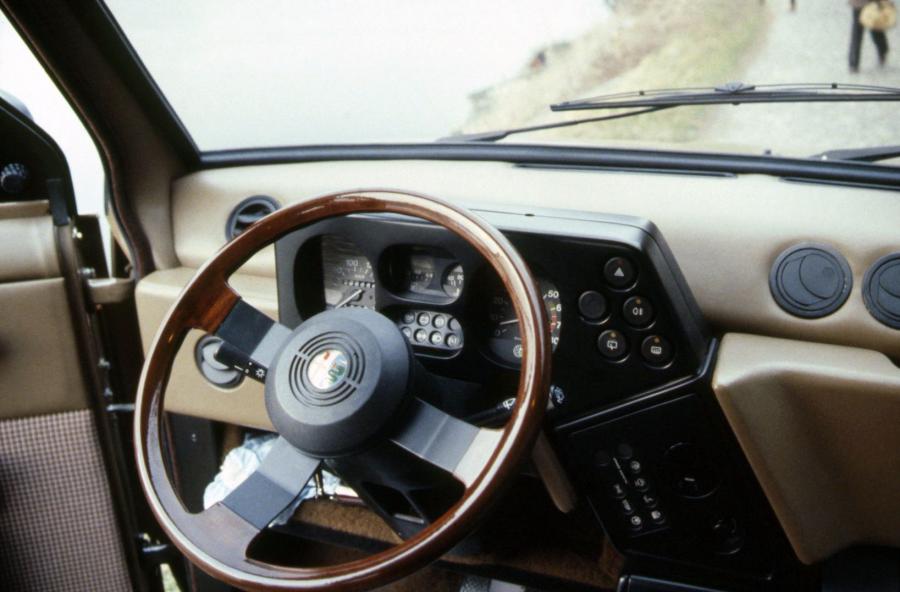 Панель приборов Alfa Romeo Z33 Free Time (905) 1984 года  (фото 10 из 13)